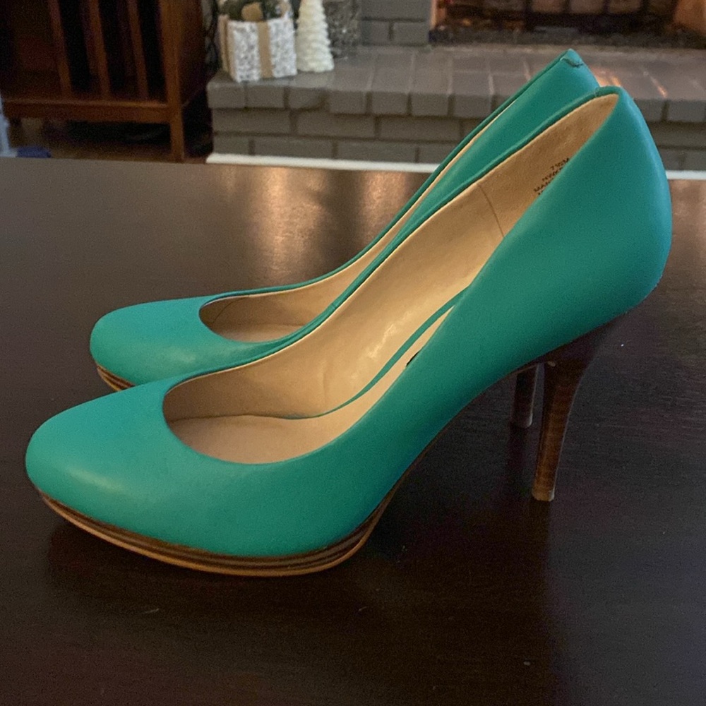 Nine West green pump